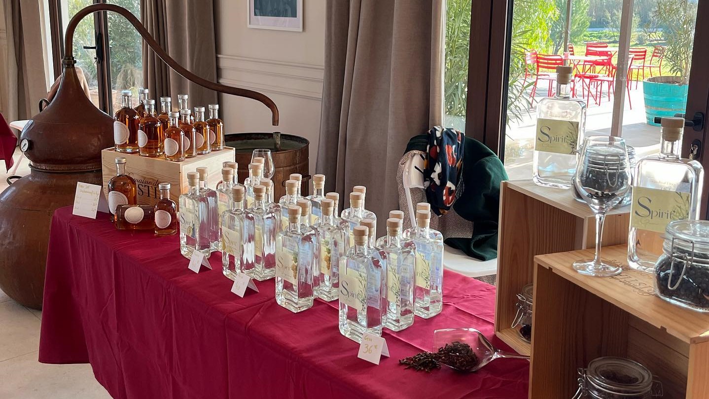 Plusieurs bouteilles esprit distillation sur table